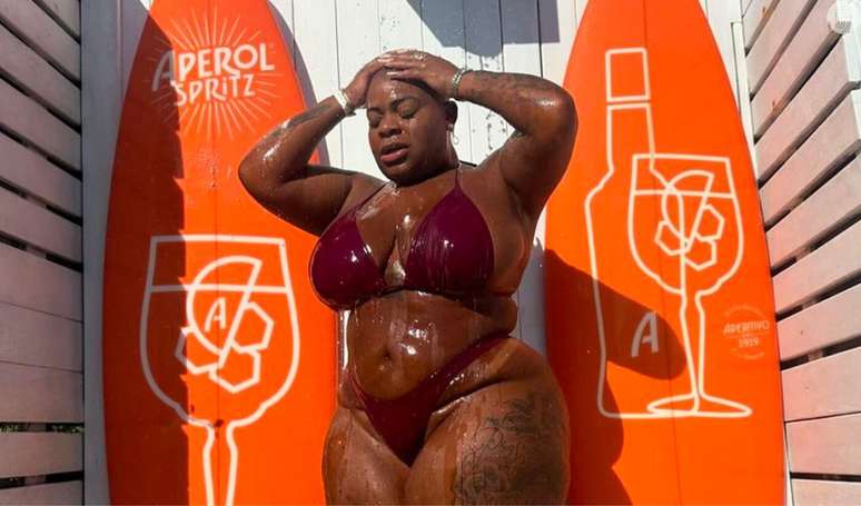 Jojo Todynho, in a string bikini on the beach, exudes sensuality in the shower and drives the web crazy: ‘Chocolate melting’