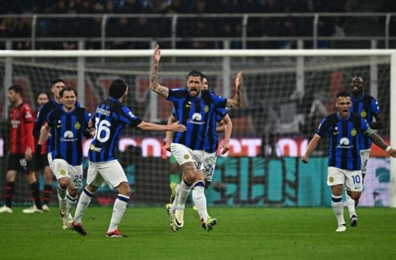 Marco Bertorello/AFP via Getty Images - Legenda: Jogadores de Milan e Inter em disputa de bola no clássico italiano -