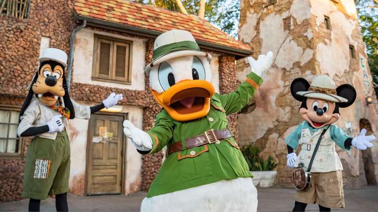 No Tusker House, Pato Donald e outros personagens aparecem com roupas de safári