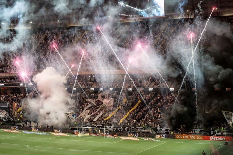 Galo prepara mais um show na arquibancada. 