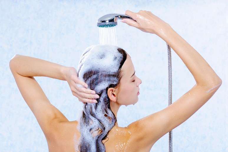 Saiba se o shampoo precisa fazer muita espuma para limpar os cabelos |