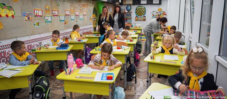 Crianças em uma sala de aula improvisada dentro de uma estação de metrô na Ucrânia: guerra deixa marcas profundas nos pequenos