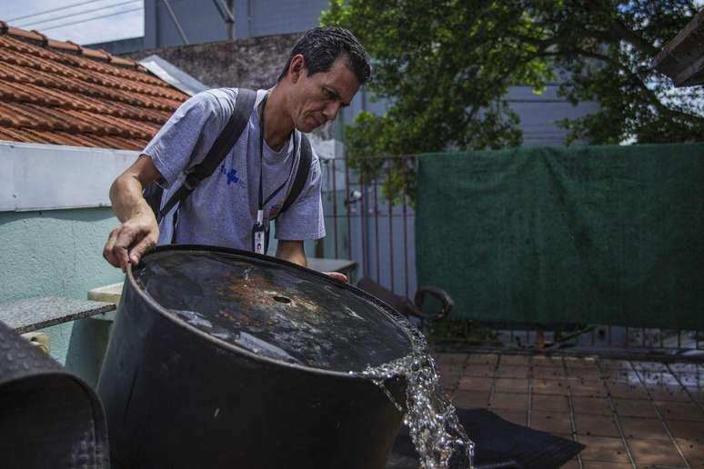 Profissionais de saúde realizam ações para prevenir a propagação da dengue na cidade de São Caetano, região da cidade de São Paulo, Brasil, em 18 de março de 2024