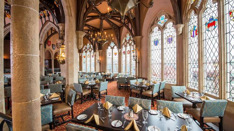É possível conhecer as princesas da Disney durante um verdadeiro banquete dentro do icônico Castelo da Cinderela, no Magic Kingdom