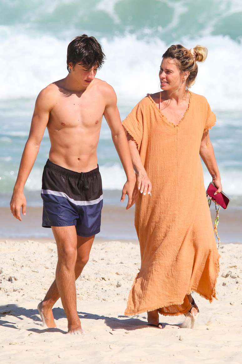 Carolina Dieckmann enjoys a day at the beach with her youngest son, José - Carolina Dieckmann enjoys a day at the beach with her youngest son, José -
