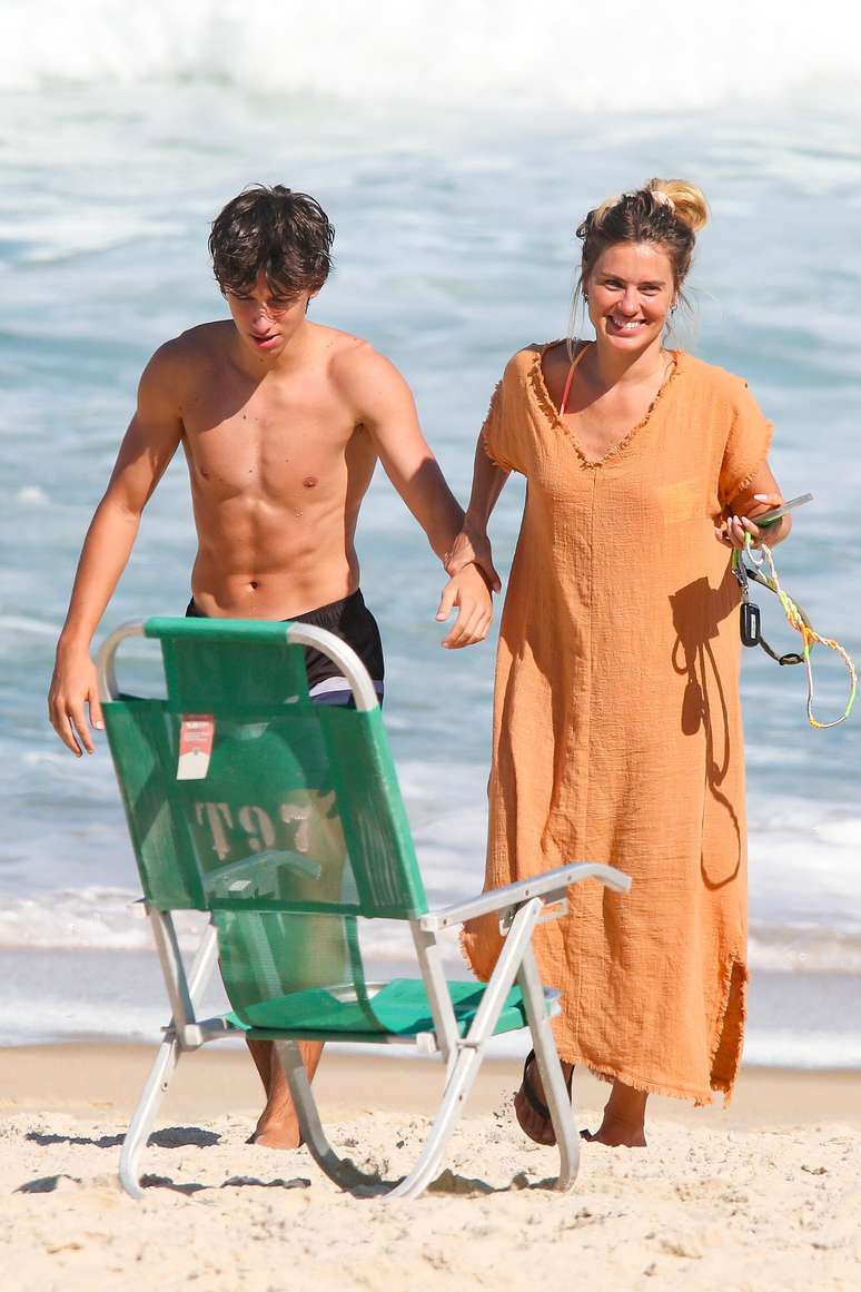 Carolina Dieckmann enjoys a day at the beach with her youngest son, José - Carolina Dieckmann enjoys a day at the beach with her youngest son, José -