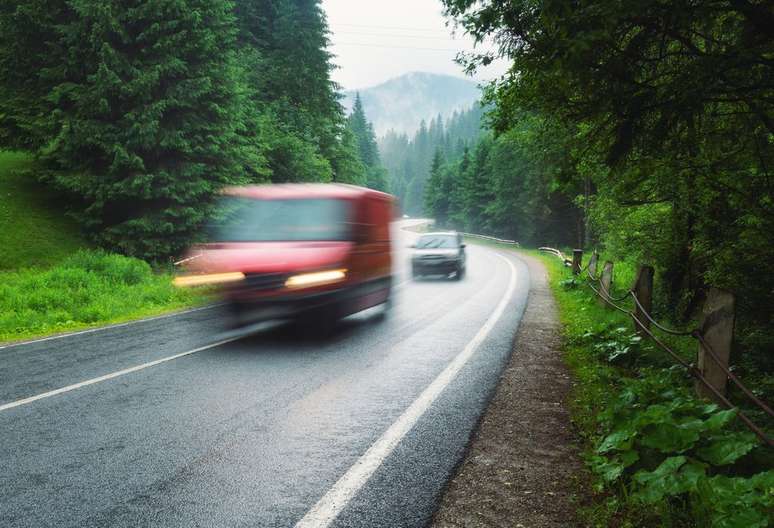 Ultrapassagens, especialmente na estrada, ficam mais seguras em carros com motor turbo (Imagem: Divulgação/den-belitsky/Envato)