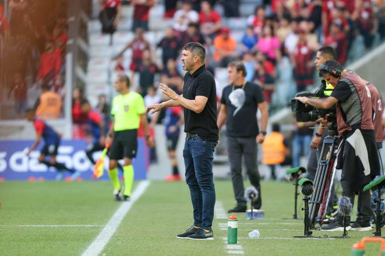 Coudet durante jogo com o Athletico 