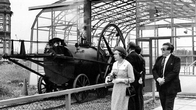 A rainha Elizabeth 2ª visitou em 1985 a réplica da locomotiva Penydarren em um museu em Cardiff, capital do País de Gales