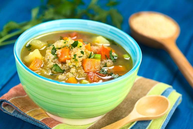 Sopa de quinoa com legumes