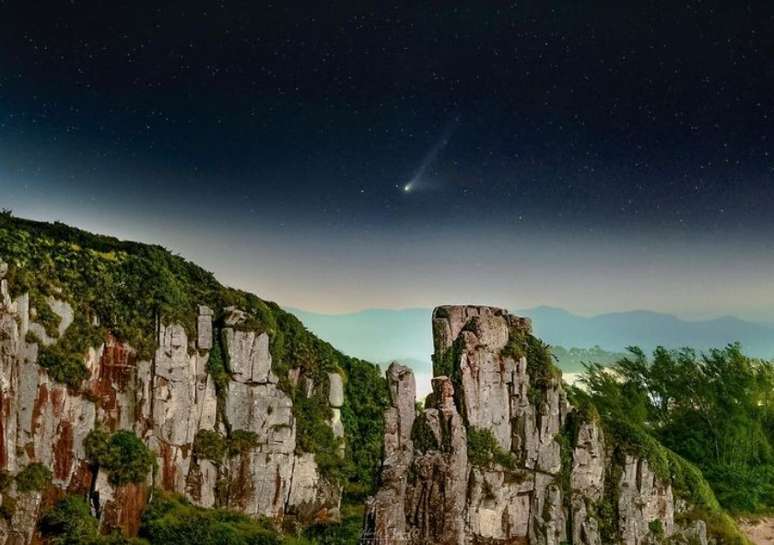 Astrofotógrafo fez registro do "Cometa do Diabo" rasgando o céu do Rio Grande do Sul