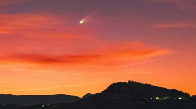 Astrofotógrafo fez registro do "Cometa do Diabo" no céu de Torres, RS