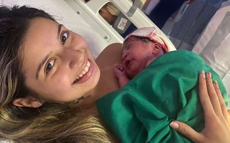 Priscilla Ferreira e sua filha Maya Serpa, que inauguraram os nascimentos da maternidade na Rocinha