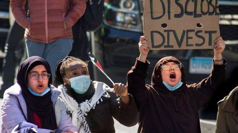 Manifestantes exigem que as universidades revelem a origem dos seus financiamentos e doações e os desfaçam caso estejam ligados a empresas com interesses na ocupação israelense