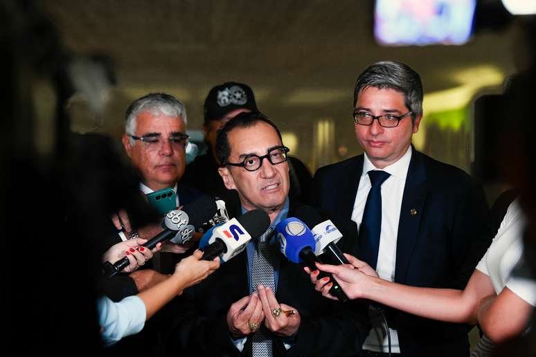 Senadores Jorge Kajuru (PSB-GO), Eduardo Girão (Novo-CE) e Carlos Portinho (PL-RJ) concedendo entrevista.