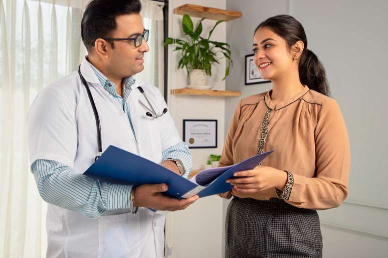 O acompanhamento médico é importante para diagnosticar a pressão alta no início 