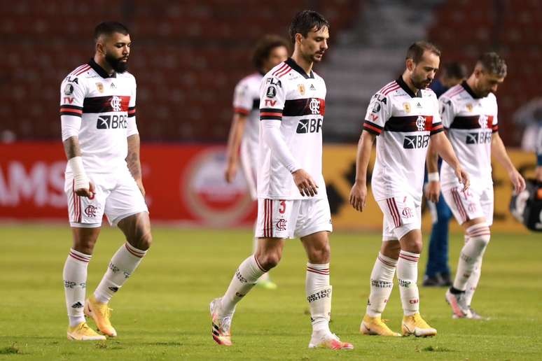 Jogadores do Flamengo com semblante abalado após goleada do Del Valle por 5x0, na Libertadores 2020. 
