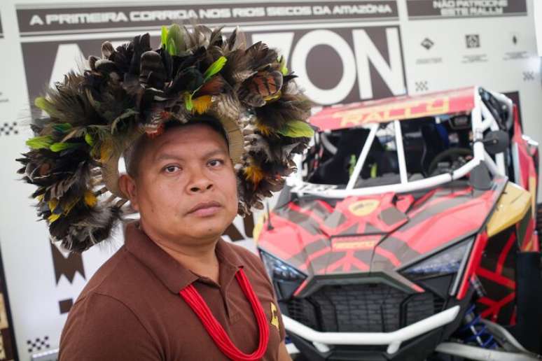 Estande do 'Amazon Desert Rally' com a presença da liderança indígena Celso Suruí, da etnia Paiter Surui de Rondônia.