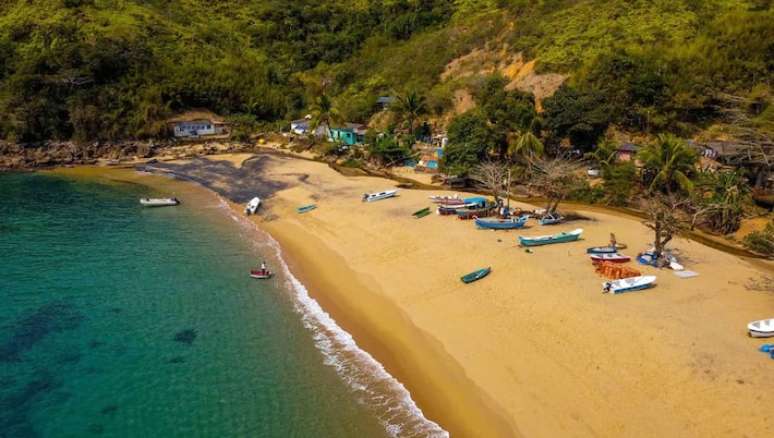 Um turista de Guarulhos morreu e outros dois estão desaparecidos após uma embarcação de pesca virar em Ilhabela.