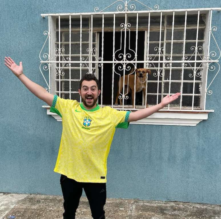 Vincent Martella tira foto com vira-lata caramelo em visita ao Brasil