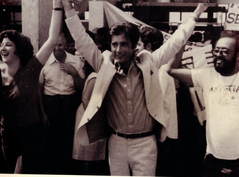 Mauricio Paiva ao voltar ao Brasil, em 1979, e desembarcar no Aeroporto da Pampulha, em Belo Horizonte