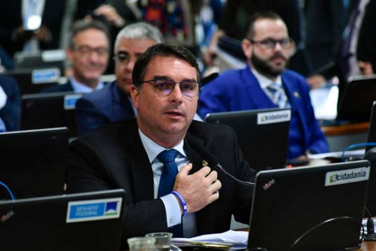 Flávio Bolsonaro em sessão na CCJ do Senado