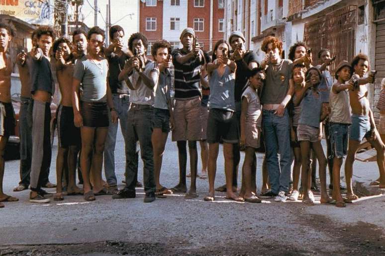 “Cidade de Deus” narra a trajetória de dois amigos, em meio à violência da favela carioca, seguindo caminhos divergentes (Reprodução Digital | Lumière Brasil e Miramax Films)