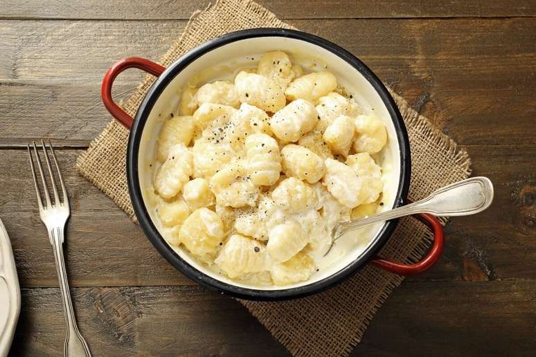 Nhoque de batata-doce com molho branco e queijo gorgonzola