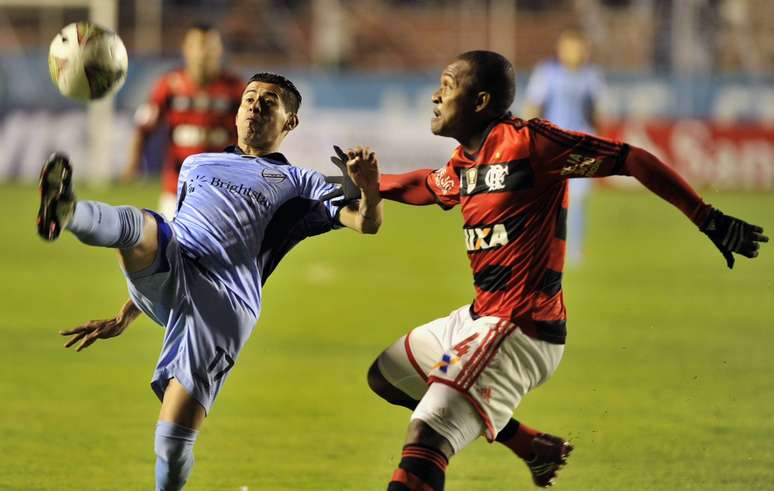 Autor do gol, Arce é marcado por Samir, em Bolívar x Flamengo, pela Libertadores 2014. 