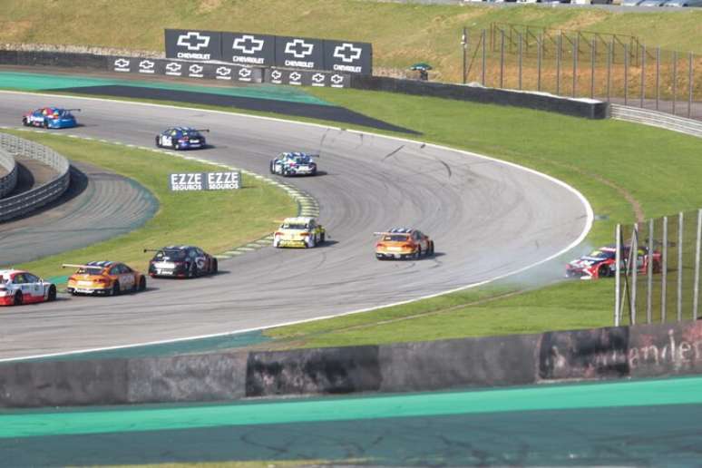 Rubens Barrichello foi tocado, rodou e deixou a prova em Interlagos.