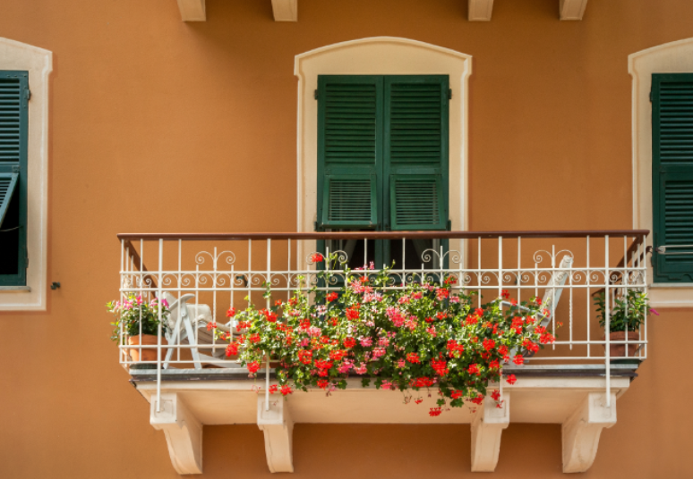 6. Combine a fachada terracota com azul e branco para um décor clássico – Foto: Shutterstock