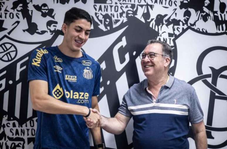 Fotos: Raul Baretta/ Santos FC. - Legenda: Jair se recupera de lesão muscular