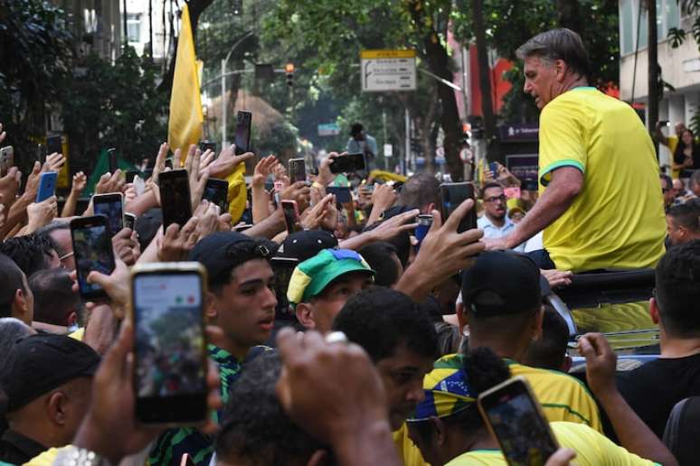 Jair Bolsonaro em ato com presença de aliados políticos e simpatizantes na praia de Copacabana
