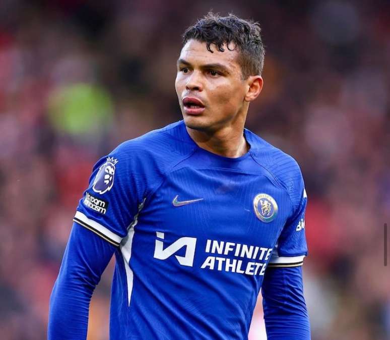 Thiago Silva não deve permanecer no Chelsea e jornal indica clubes interessados.