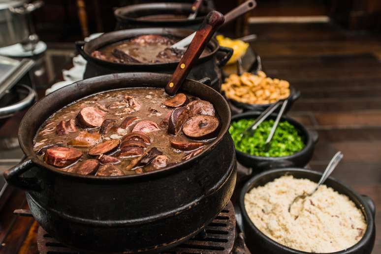 Feijoada temperadinha é uma ótima opção para celebrar o Dia de São Jorge