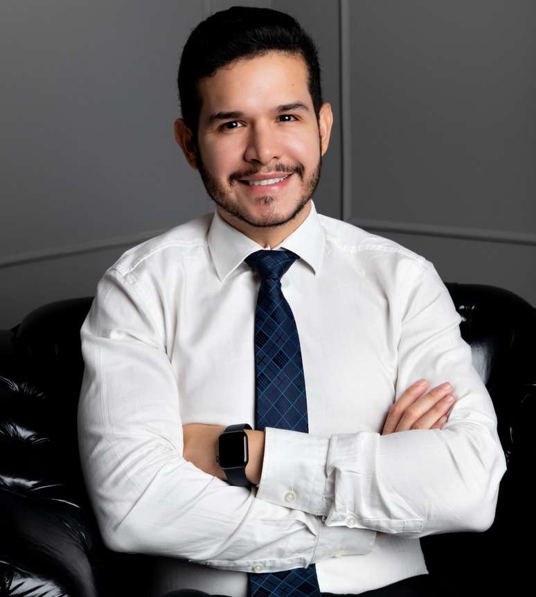 Miguel Ceccarelli, m&eacute;dico especialista em doen&ccedil;as das unhas 