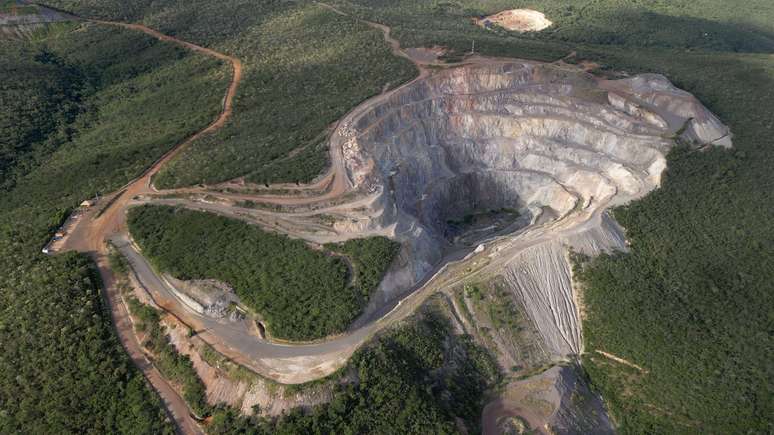 Cratera para mineração foi aberta em meio às montanhas da Chapada Diamantina