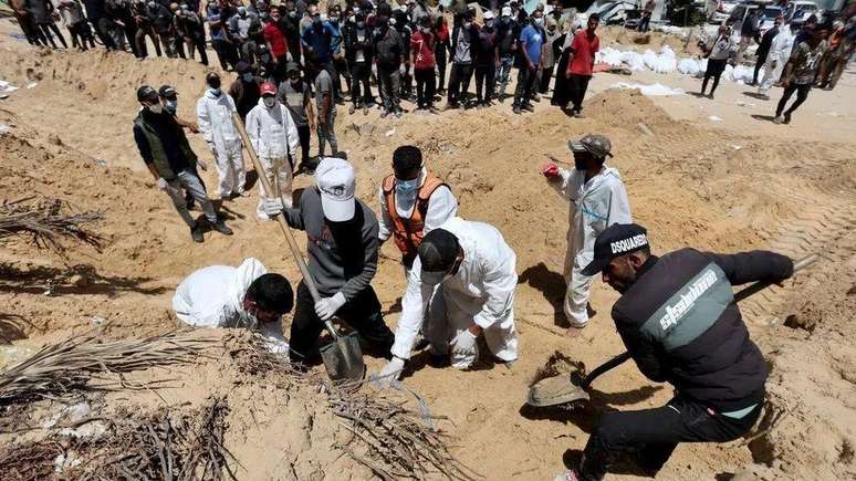 Palestinos exumam corpos no Hospital Nasser com pás