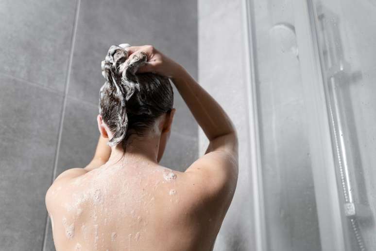 Descubra os riscos de colocar glitter no shampoo |