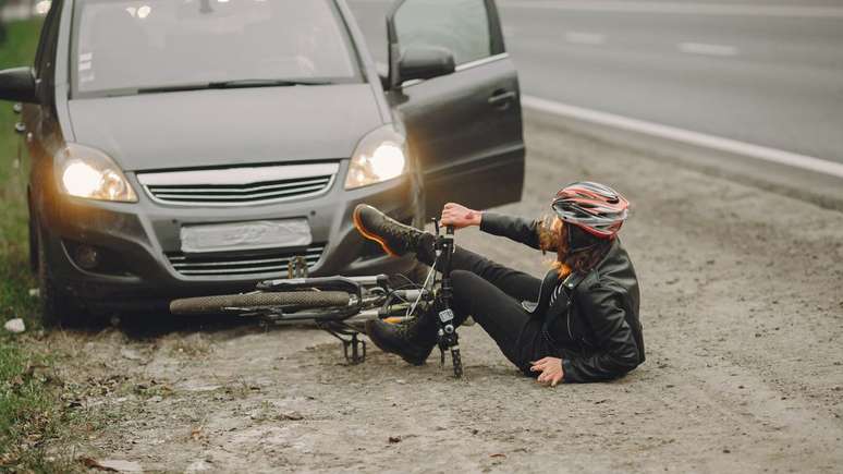 Não socorrer uma vítima após acidente de trânsito pode custar caro ao motorista do carro (Imagem: Proostooleh/Freepik)