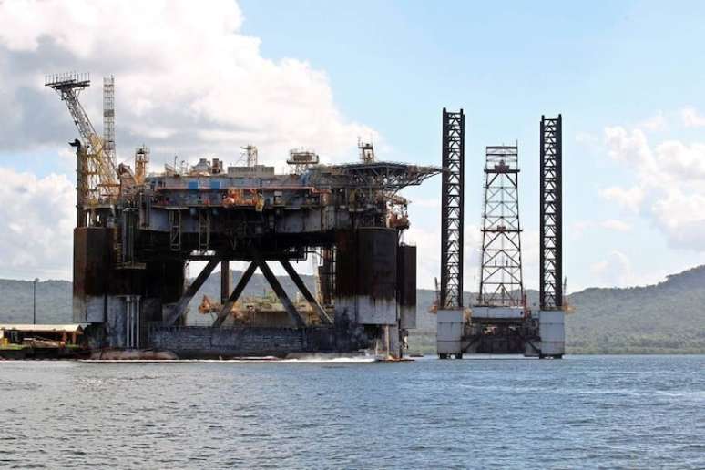 Plataforma de petróleo: Brasil seguirá explorando combustíveis fósseis nos próximos anos