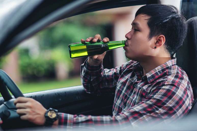Motorista flagrado sob efeito de álcool também terá de pagar uma das multas de trânsito mais caras do Brasil (Imagem: Jcomp/Freepik)
