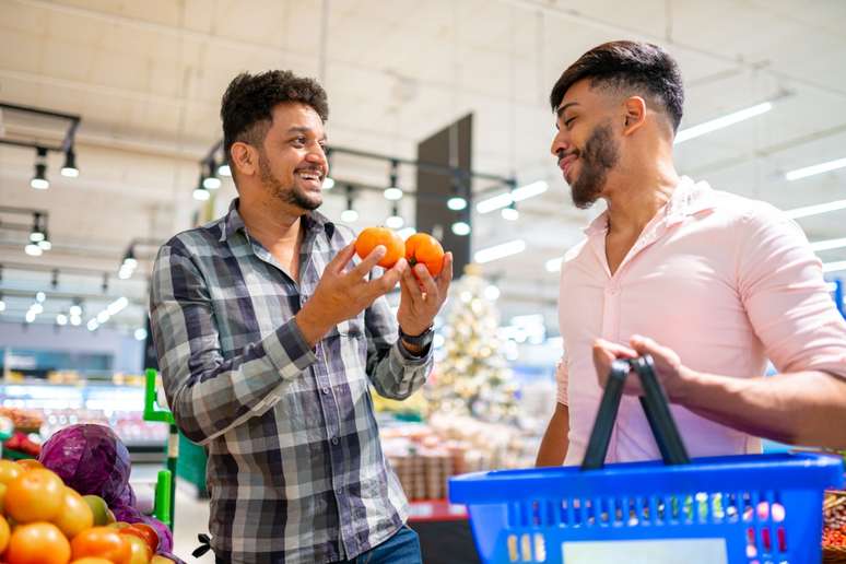 É importante que pelo menos um dos parceiros opte por alimentos in natura ao fazer as compras 