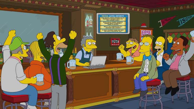 Todo mundo faceiro no Bar do Moe em Os Simpsons,inclusive o novo defunto (Imagem: Reprodução/Fox)