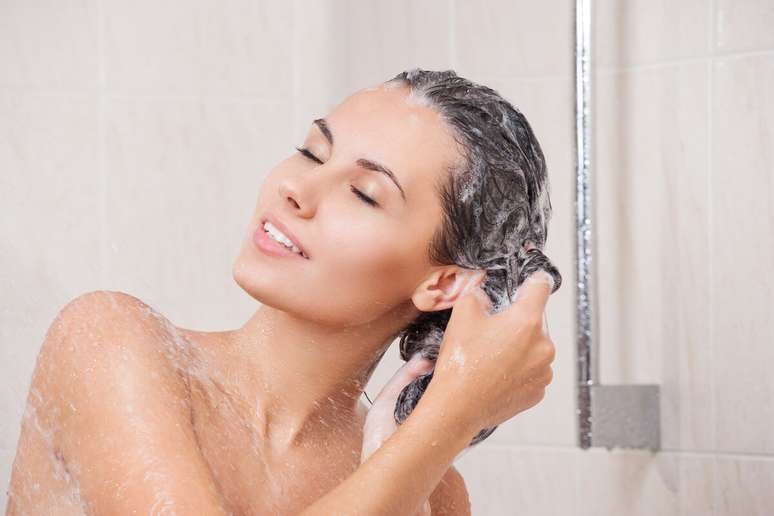 Utilizar os produtos adequados evita que os cabelos fiquem enrijecidos 