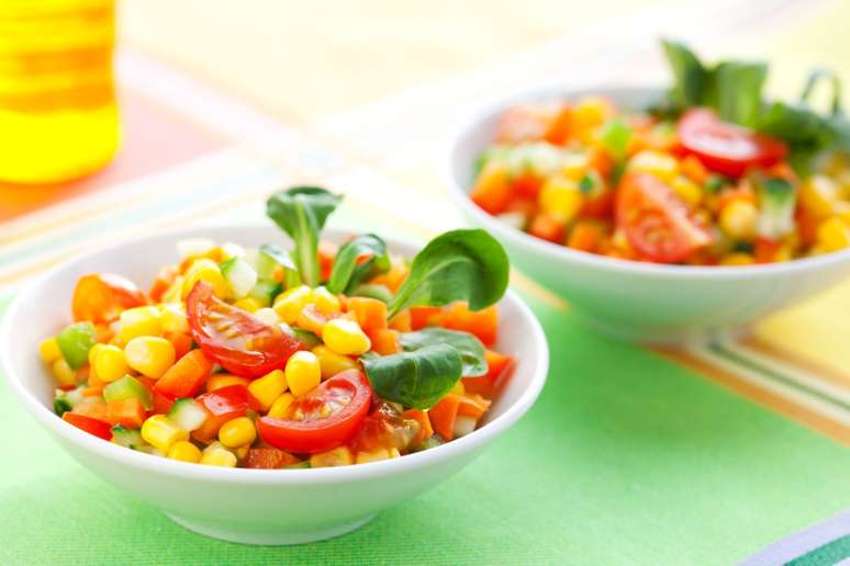 Salada de milho-verde com vegetais 