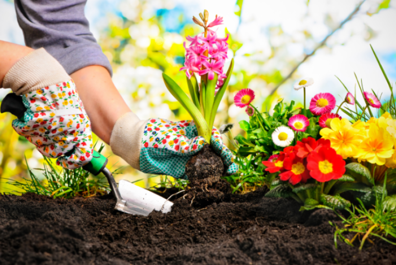 Equipamentos de autoproteção precisam ser utilizados para minimizar riscos durante o trabalho com jardinagem – Foto: Shutterstock