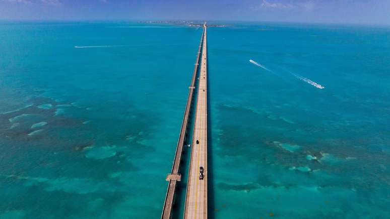 Rodovia, que liga o continente americano ao arquipélago de Florida Keys, estende-se por 182 km, cruzando 44 ilhas através de 42 pontes.
