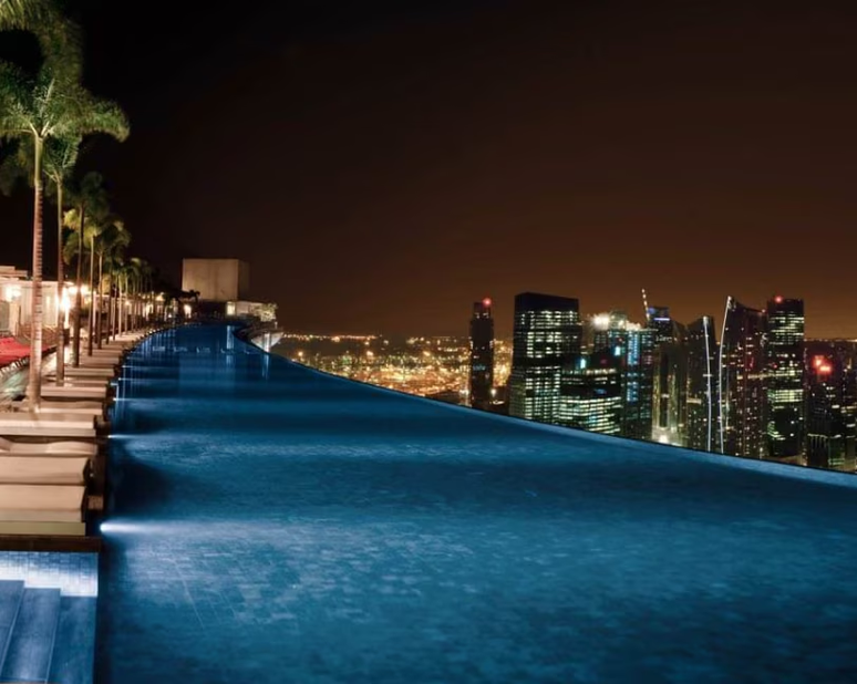 A piscina de borda infinita é uma das atrações do hotel