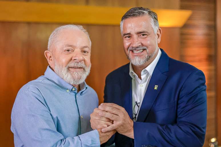 Lula e o ministro Paulo Pimenta, da Secretaria de Comunicação